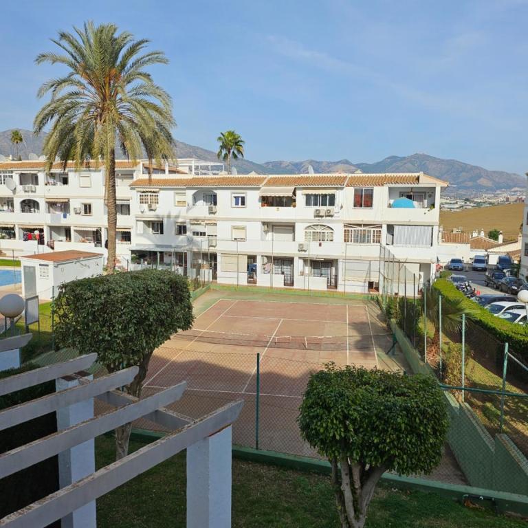 Apartamento en Mijas con Terraza, capacidad para 5 personas con piscina de temporada - Apartamento de 1 dormitorio - 5