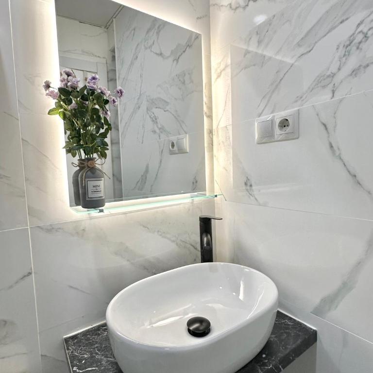JARA HOME Malaga Centro - Habitación Doble Deluxe con balcón - 5