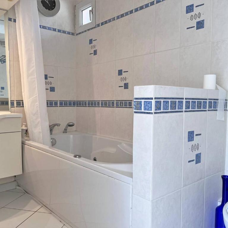 Appt Duplex 3P avec Terrasse et Parking - Le Lavandou - FR-1-251-529 - Appartement - 11