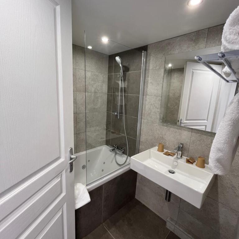 Lyo Hôtel - Centre Lyon Perrache - Chambre Suite en Duplex avec Baignoire Spa - 5