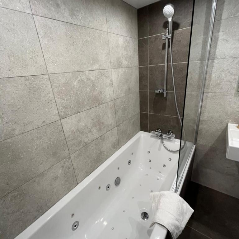 Lyo Hôtel - Centre Lyon Perrache - Chambre Suite en Duplex avec Baignoire Spa - 6