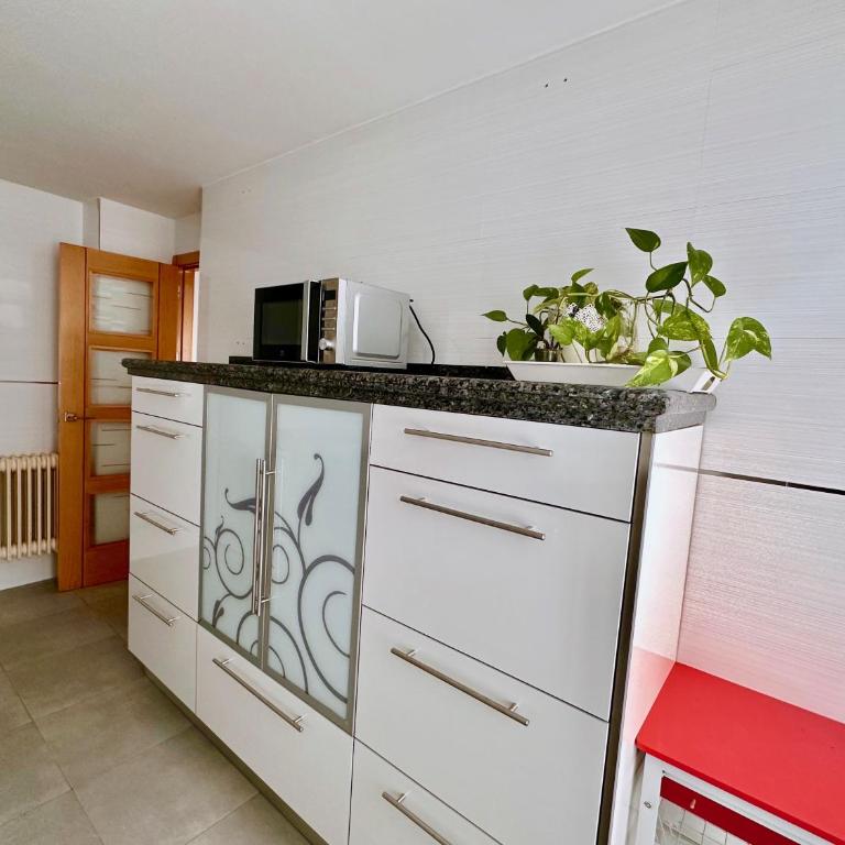 Espléndido Apartamento con Wifi - Three-Bedroom Apartment - 13