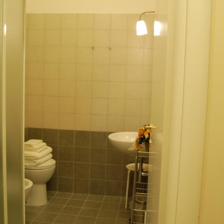 Bella Cagliari B&B - Double Room with Private External Bathroom - 4