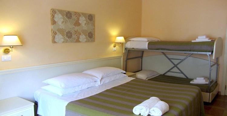 Hotel Ausonia - Camera Familiare Standard - 1