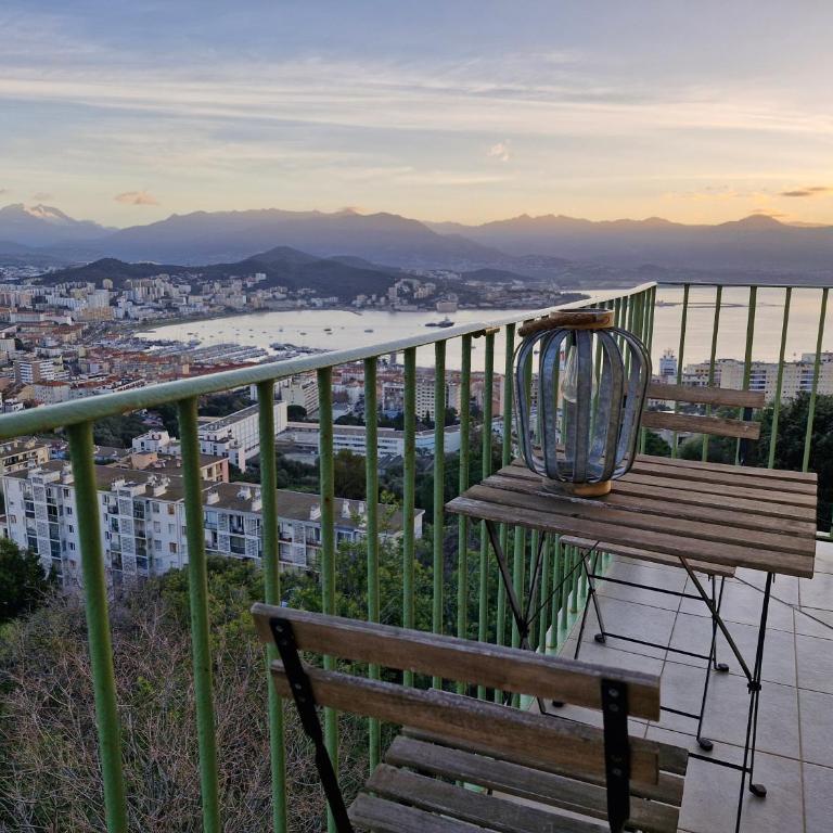 VILLA BELVEDERE D'AJACCIO, VILLA ENTIERE VUE MER POUR 2 à 10 VOYAGEURS - Villa - 34