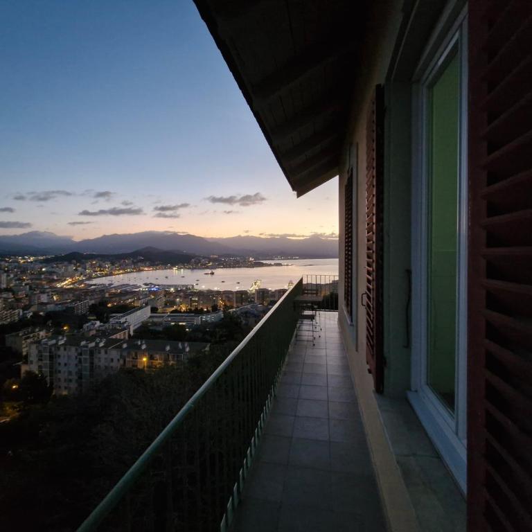 VILLA BELVEDERE D'AJACCIO, VILLA ENTIERE VUE MER POUR 2 à 10 VOYAGEURS - Villa - 9