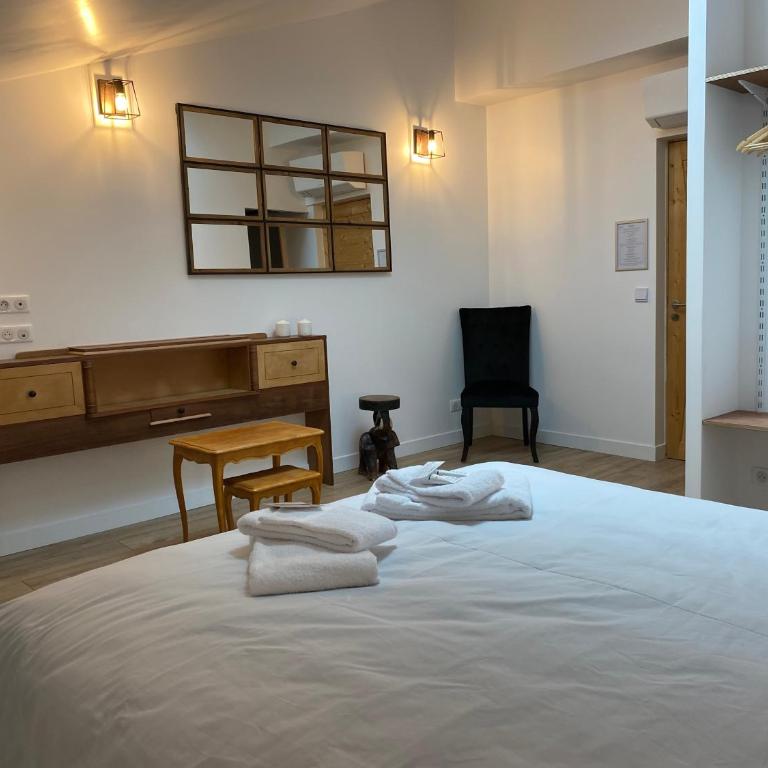 La Bellours Maison d Hôtes avec Piscine - Chambre Double - Vue sur Piscine - 3