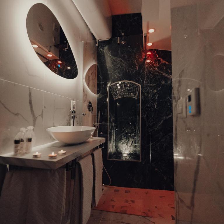 Mirror Suite Roma Colosseo Jacuzzi - Suite con Vasca Idromassaggio - 22