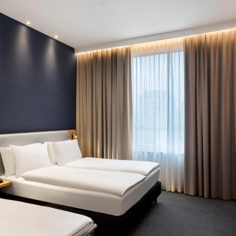 Holiday Inn Express Munich City West by IHG - Standard Zimmer mit Queensize-Bett und Schlafsofa - 2