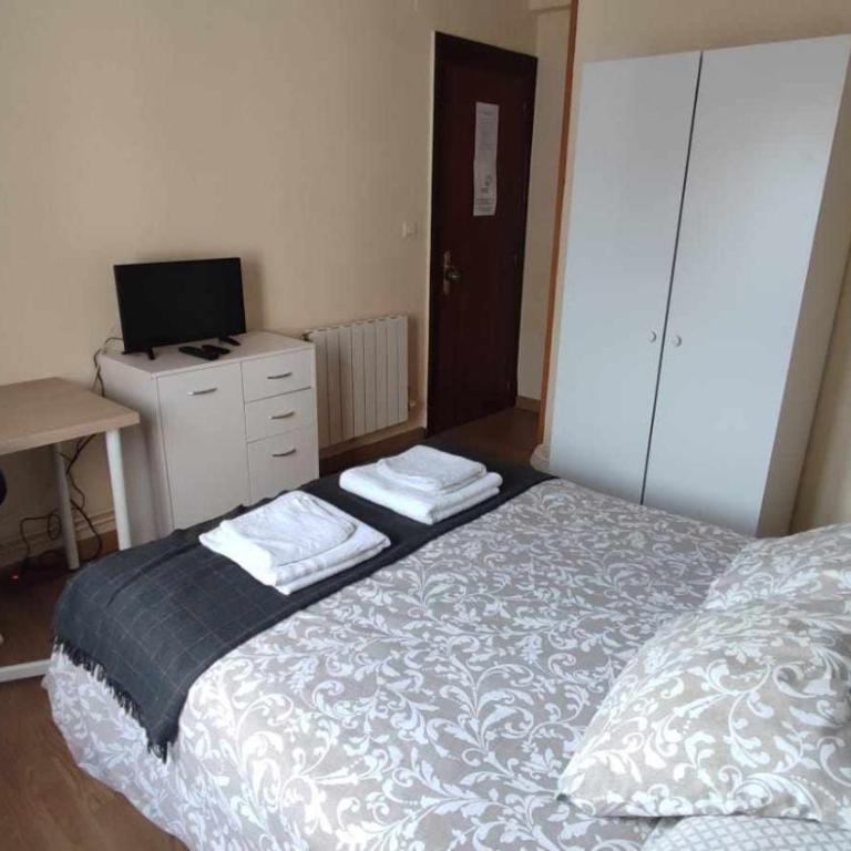 FlipHouse Rooms Pensión⭐ - Deluxe Double Room with Balcony - 4