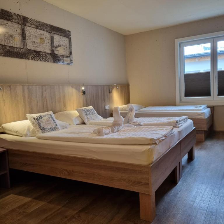 Cubo Sport & Art Hotel - Comfort Dreibettzimmer mit Dusche - 4