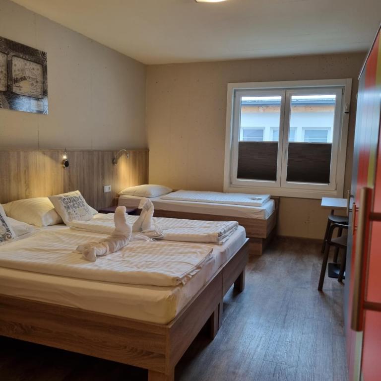 Cubo Sport & Art Hotel - Comfort Dreibettzimmer mit Dusche - 3