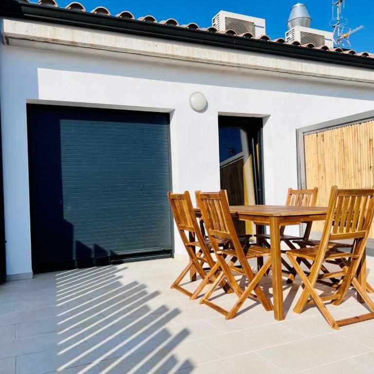 Roses Casc Antic SL Sabater 5 - Three-Bedroom Apartment - 1