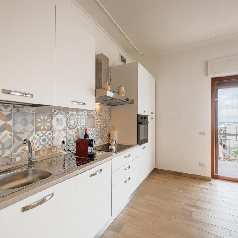 CASA BIANCHI - Appartamento con 2 Camere da Letto, Balcone e Vista mare - 9