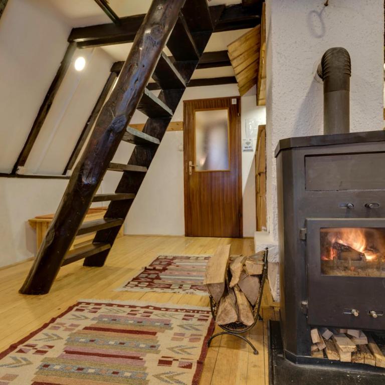 Story Mountain Chalet - Vacation Home - 2