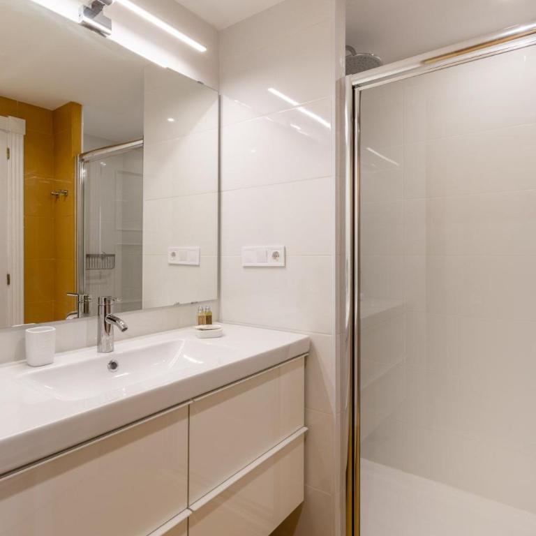 Vibrant 2-Bed Apartment for 4 in Madrid - Two-Bedroom Apartment - 11