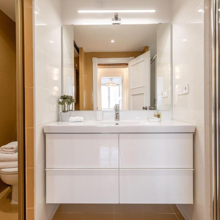 Vibrant 2-Bed Apartment for 4 in Madrid - Two-Bedroom Apartment - 12