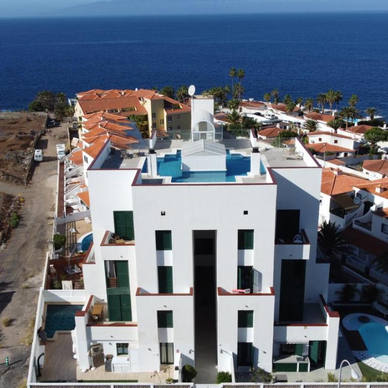 Lilias home - private heatable pool, BBQ, free wifi - Three-Bedroom Apartment - 45