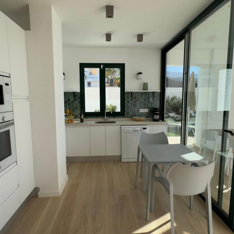 Lilias home - private heatable pool, BBQ, free wifi - Three-Bedroom Apartment - 15