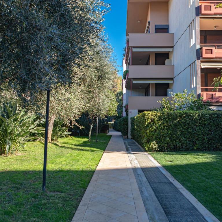 H11 [Verde Giada] Piscina - Tennis - Parcheggio - Appartamento con Vista Giardino - 27
