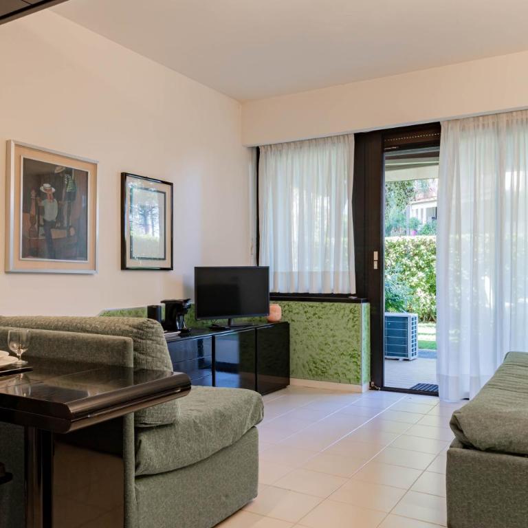 H11 [Verde Giada] Piscina - Tennis - Parcheggio - Appartamento con Vista Giardino - 21