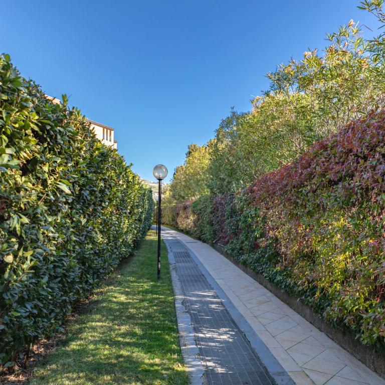 H11 [Verde Giada] Piscina - Tennis - Parcheggio - Appartamento con Vista Giardino - 24