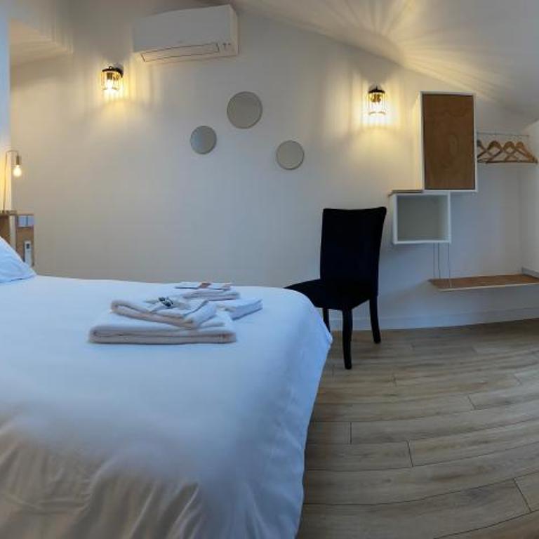 La Bellours Maison d Hôtes avec Piscine - Chambre Double - Vue sur Piscine - 5