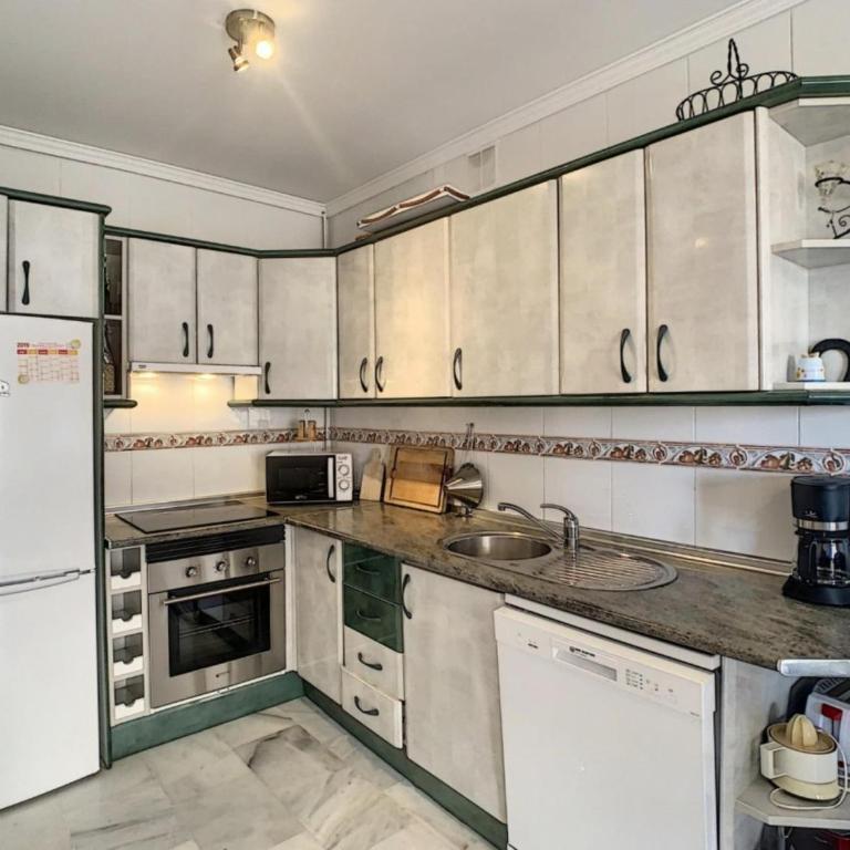 Apartamento Manilva con terraza y piscina - Apartamento - 5