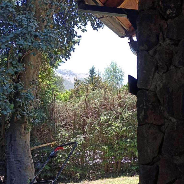 LA Nevadita, Chalet cabin located near the center- It includes suite room with double bed and another 2 bedrooms with two singles beds- Living room fireplace, Hot water, WI-FI - Chalet de 3 dormitorios - 26