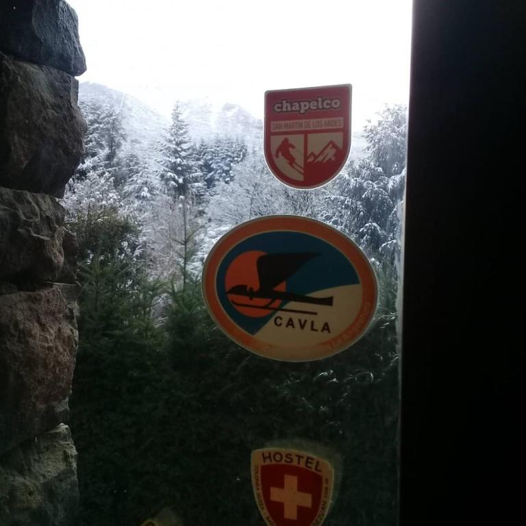 LA Nevadita, Chalet cabin located near the center- It includes suite room with double bed and another 2 bedrooms with two singles beds- Living room fireplace, Hot water, WI-FI - Chalet de 3 dormitorios - 27