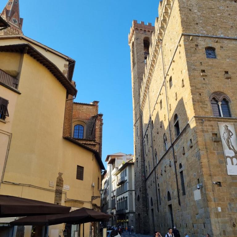 LA SEDE DELL'ARTE Monolocale Studio e Camere in Torre Medievale vicino a Duomo e Piazza Signoria - Monolocale su 2 Livelli - 10