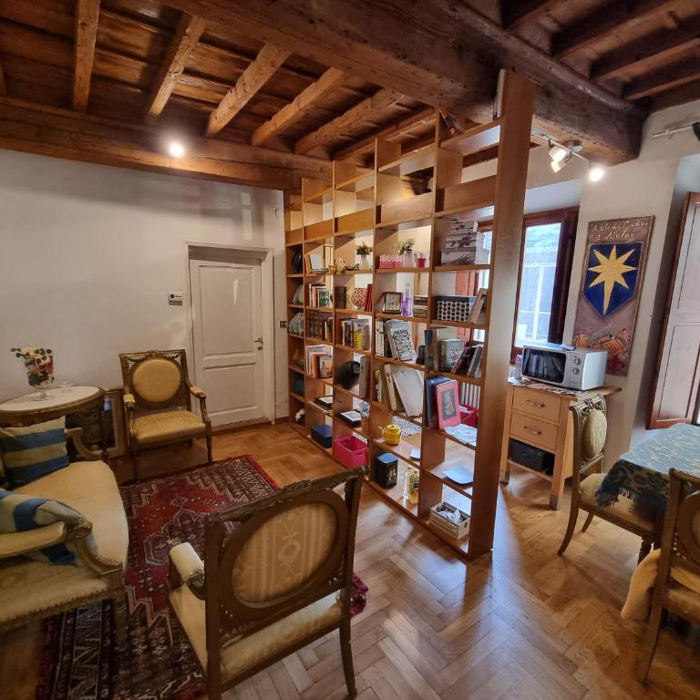 LA SEDE DELL'ARTE Monolocale Studio e Camere in Torre Medievale vicino a Duomo e Piazza Signoria - Camera Tripla con Bagno in Comune - 56