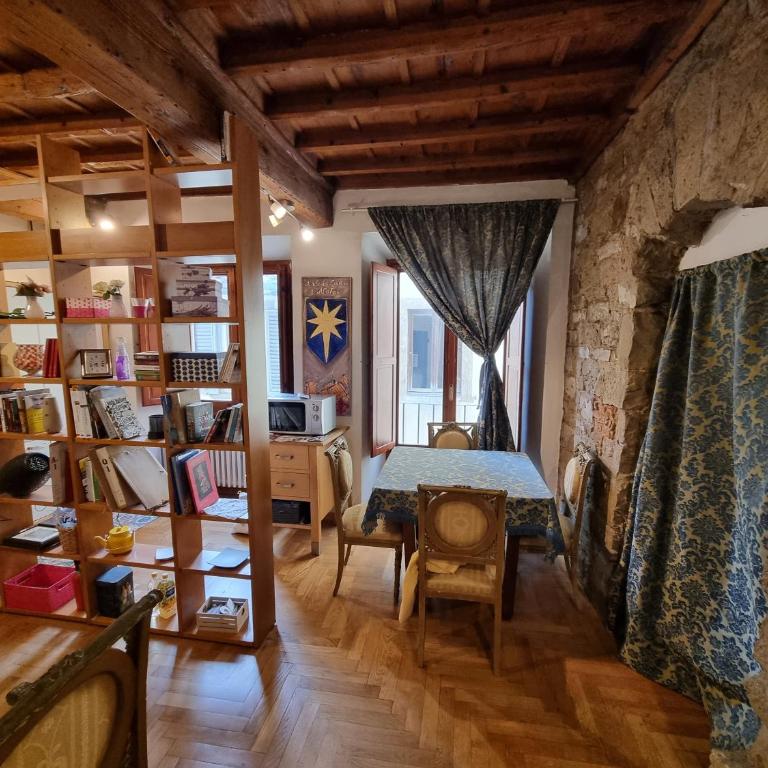 LA SEDE DELL'ARTE Monolocale Studio e Camere in Torre Medievale vicino a Duomo e Piazza Signoria - Camera Tripla con Bagno in Comune - 52