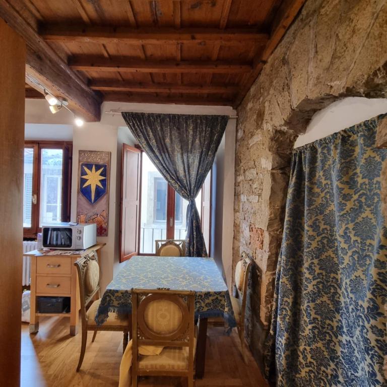 LA SEDE DELL'ARTE Monolocale Studio e Camere in Torre Medievale vicino a Duomo e Piazza Signoria - Camera Tripla con Bagno in Comune - 49