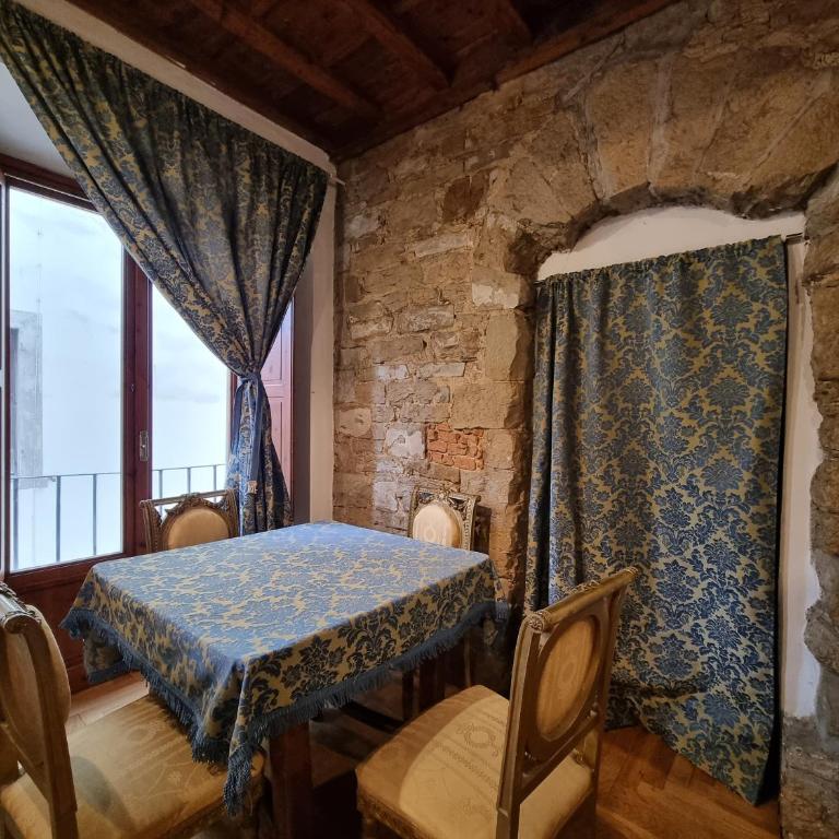 LA SEDE DELL'ARTE Monolocale Studio e Camere in Torre Medievale vicino a Duomo e Piazza Signoria - Camera Tripla con Bagno in Comune - 50