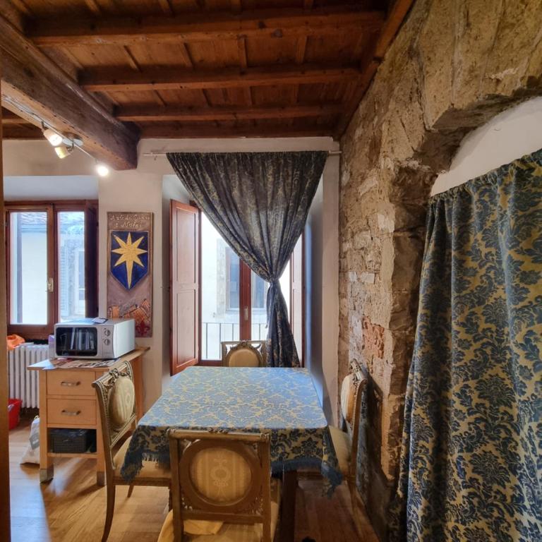 LA SEDE DELL'ARTE Monolocale Studio e Camere in Torre Medievale vicino a Duomo e Piazza Signoria - Camera Tripla con Bagno in Comune - 54
