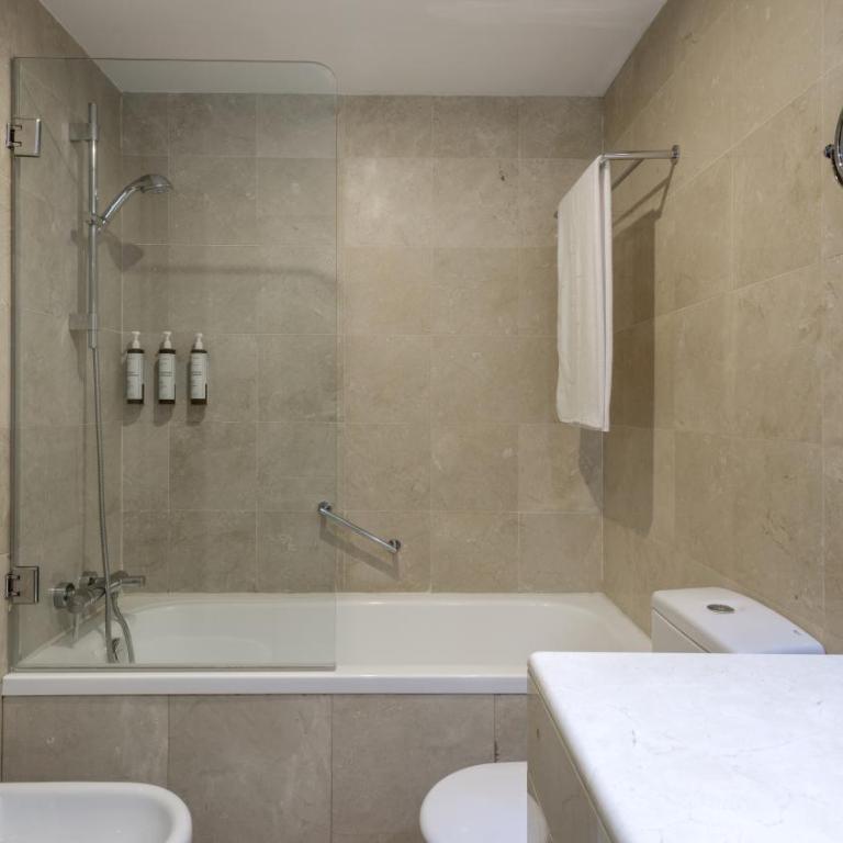 AC Hotel Victoria Suites by Marriott - Standard King Room with Street View - 4