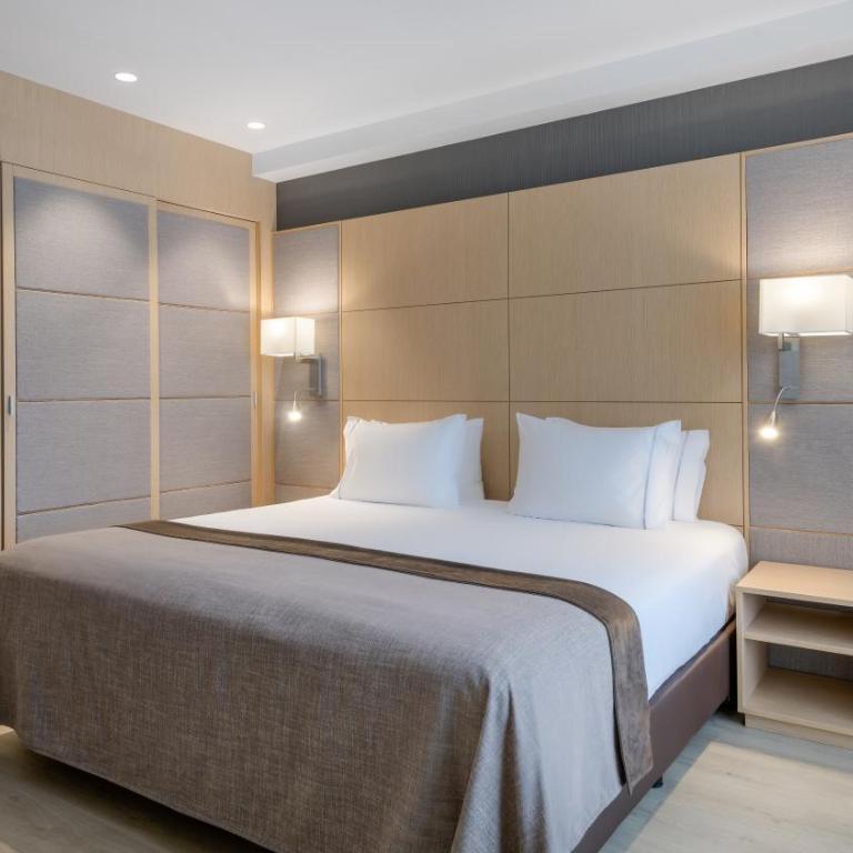 AC Hotel Victoria Suites by Marriott - Premium Junior King Suite with Street View - 2