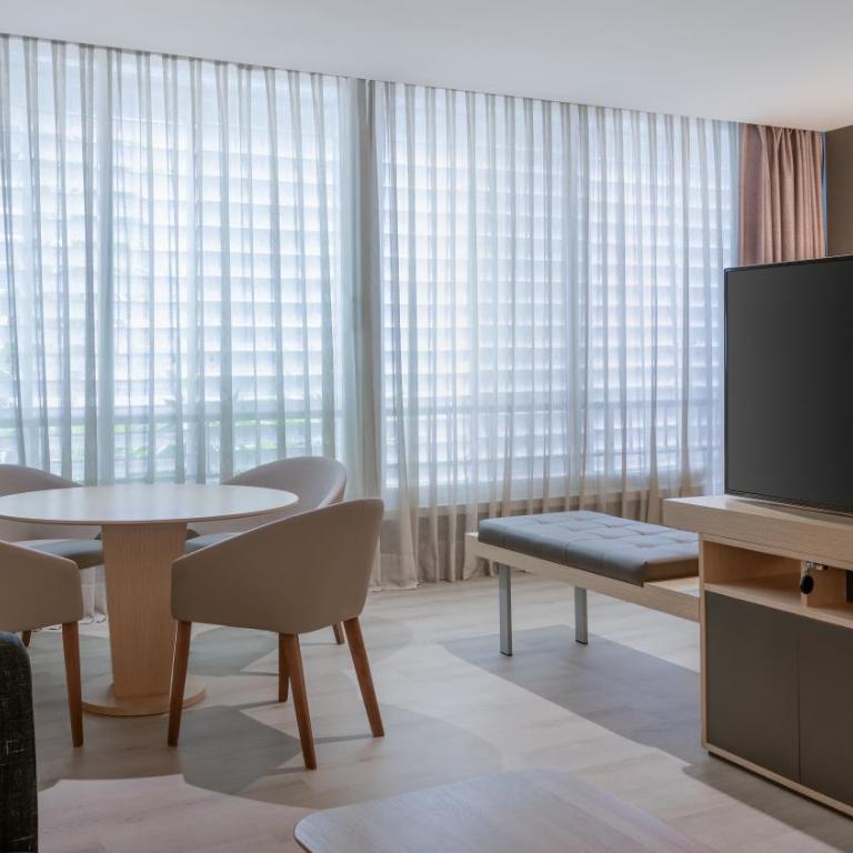 AC Hotel Victoria Suites by Marriott - One-Bedroom Premium Junior Twin Suite - 4