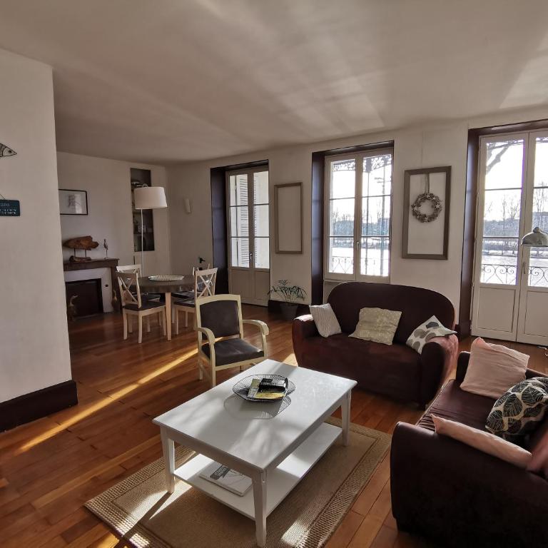 Appart Gîte Les Oiseaux- face Loire Quai du Châtelet - Appartement avec Balcon - 1