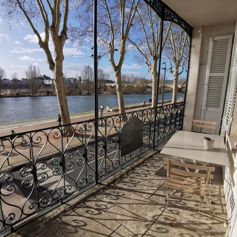 Appart Gîte Les Oiseaux- face Loire Quai du Châtelet - Appartement avec Balcon - 10