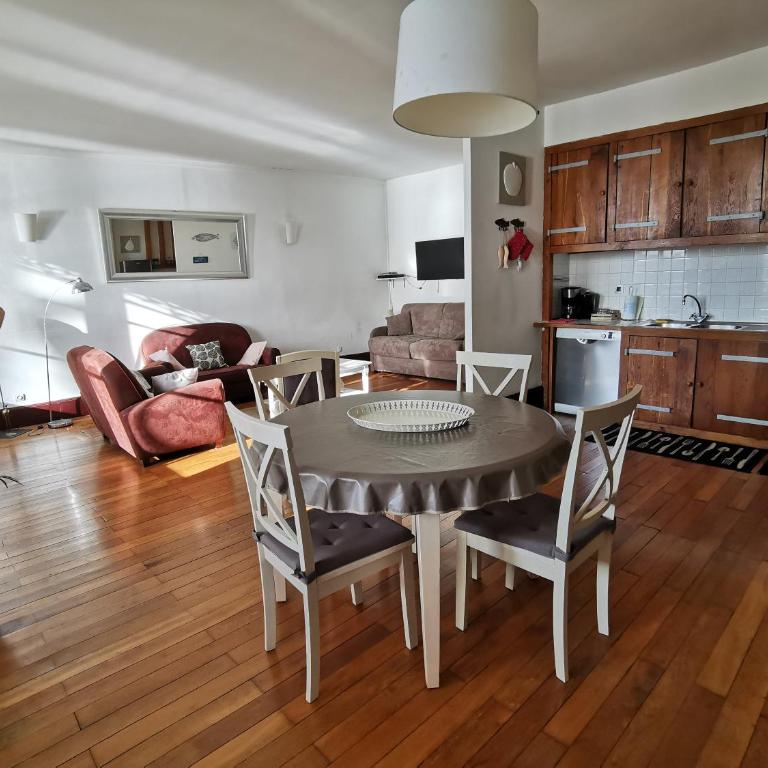 Appart Gîte Les Oiseaux- face Loire Quai du Châtelet - Appartement avec Balcon - 4