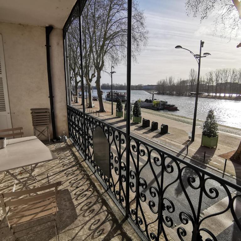 Appart Gîte Les Oiseaux- face Loire Quai du Châtelet - Appartement avec Balcon - 11