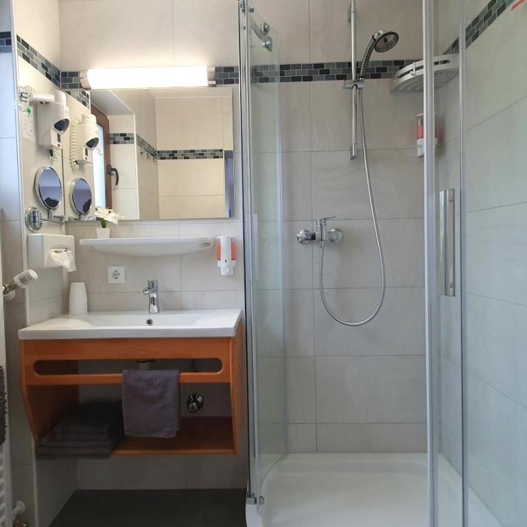 Hotel Garni Haus Alpine - Chiemgau Karte inkl - Dreibettzimmer - 3