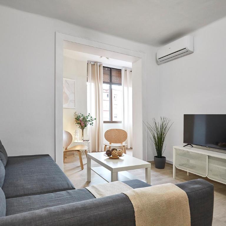 BBarcelona Encants Flat - Three-Bedroom Apartment - 2