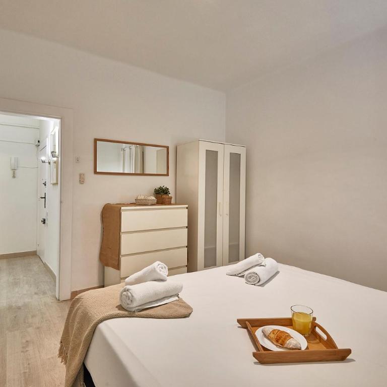 BBarcelona Encants Flat - Three-Bedroom Apartment - 10