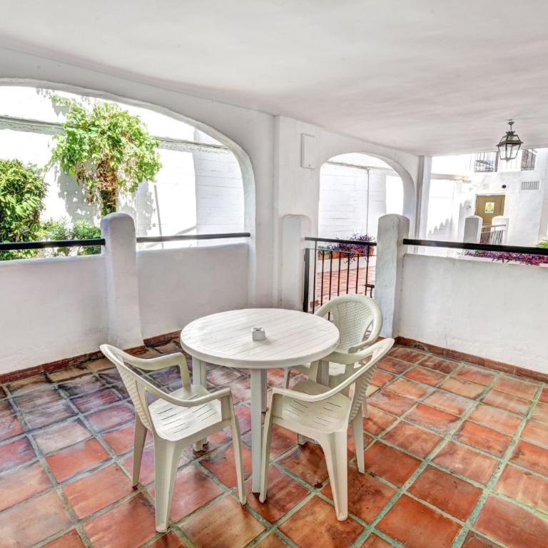 2 bedroom apartment with pool and barbecue - Two-Bedroom Apartment - 4
