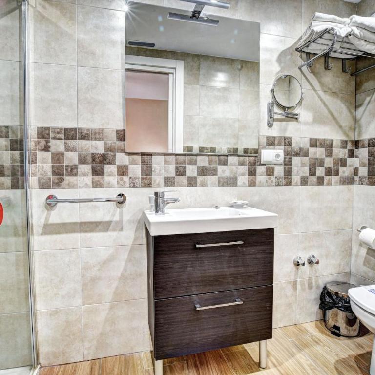 2 bedroom apartment with pool and barbecue - Two-Bedroom Apartment - 17