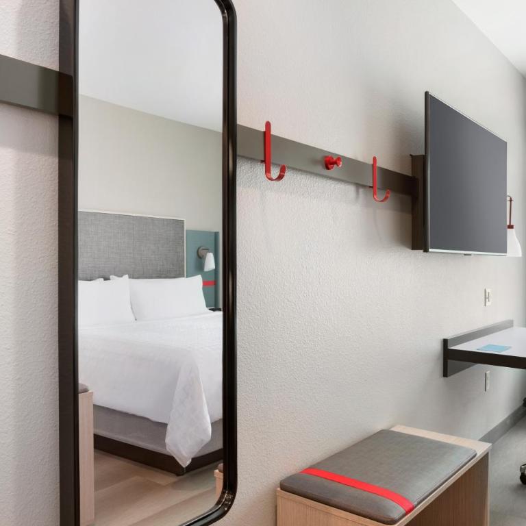avid hotels - Tijuana - Otay by IHG - Standard King Room - 1