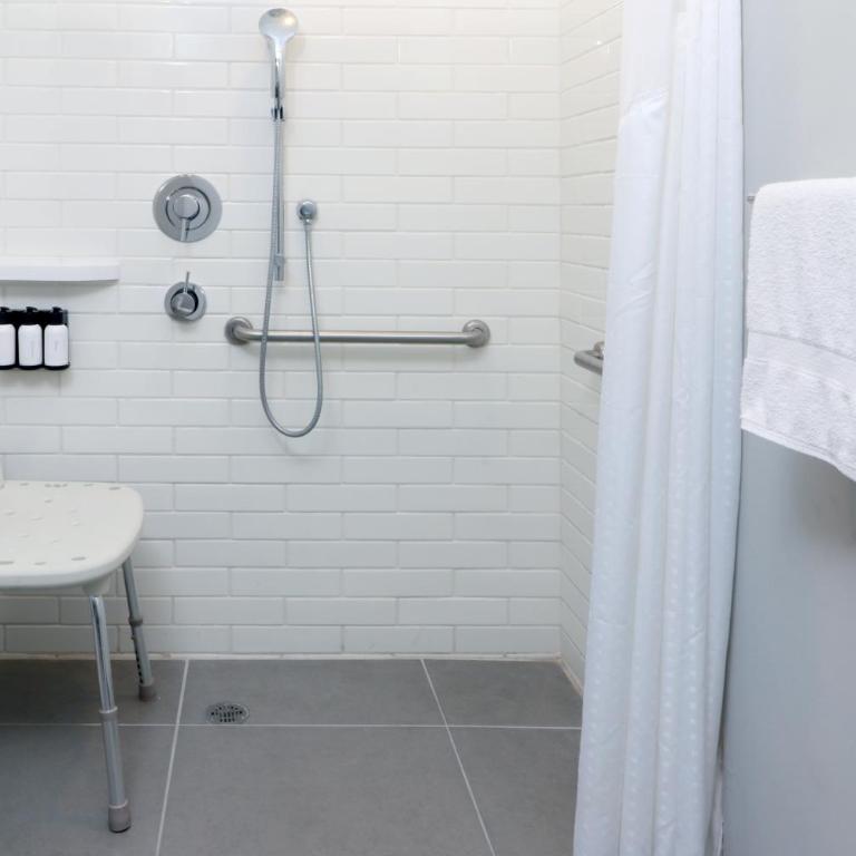 avid hotels - Tijuana - Otay by IHG - Standard King Room - Accessible - 5